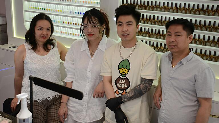 Das Team von&nbsp;'Fachfußpflege Do – Nails Artist Spa' besteht aus&nbsp;Nguyen Yen (links), Do Van Kien (rechts) und Do Van Tien. Außerdem unterstützt Tiens Freundin Lai Thi Thu.