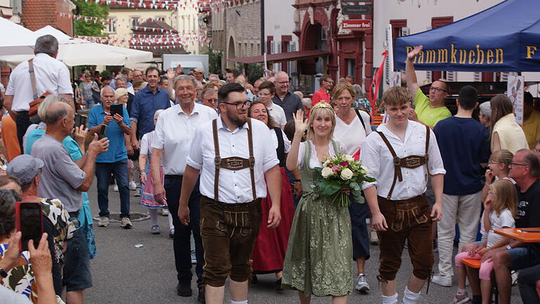 Gemeinsam mit zahlreichen Ehrengästen zog Linda Wirsching auf den sehr gut besuchten Festplatz ein.