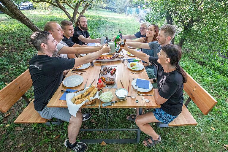 Der fertige Tisch bietet Platz für acht Personen. Er ist so lang wie eine normale Bierbank, aber deutlich breiter. Der fertige Tisch bietet Platz für acht Personen. Er ist so lang wie eine normale Bierbank, aber deutlich breiter.