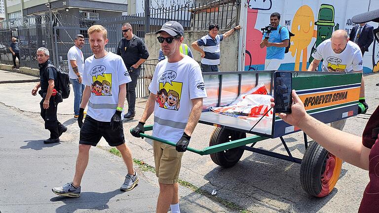 Sebastian Vettel sammelt Müll in Sao Paulo       -  Auch Vettel muss den Wagen, in dem der Müll gesammelt wird, fahren.