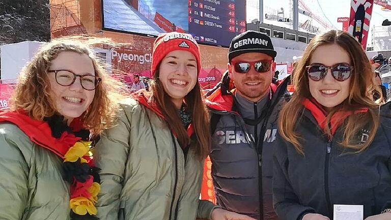 Den Olympioniken ganz nah: Die Kitzinger Schülerin Gabriella Moser (links) traf beim Abfahrtslauf der Herren unter anderem auf Rennläufer Andreas Sander (2. v. r.).