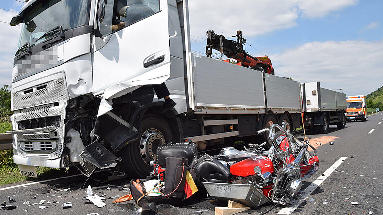 Bei einem Frontalzusammenstoß mit einem Lkw am Donnerstag ist ein Harley-Fahrer gestorben. Foto: Berthold Diem Bei einem Frontalzusammenstoß mit einem Lkw am Donnerstag ist ein Harley-Fahrer gestorben. Foto: Berthold Diem