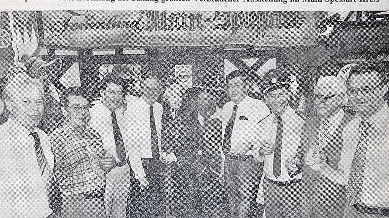 Ein Zeitungsausschnitt der ersten Main-Spessart-Ausstellung 1978. Auf dem Foto lichtete der Kollege Martin Vogler damals (von links) ab: CSU-MdL Walter Zeißner, SPD-MdL Oskar Rummel, Landrat Erwin Ammann, Staatssekretär Albert Meyer, &bdquo;Winzerin Maria Hettrich, &bdquo;Spessarträuber&ldquo; Ottmar Wiesenfelder, CSU-MdB Alfred Biehle, Lohrs Polizeichef Alfred Reich, Ausstellungsleiter Josef Werner Schmid und Bürgermeister Gerd Graf.