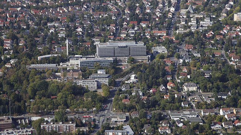 Rund um das Leopoldina-Krankenhaus (Bildmitte) in Schweinfurt ist das Parken ein großes Problem. Die Stadt will nun mit dem Neubau eines Parkhauses an der Mainberger Straße und am Krankenhaus selbst Entlastung schaffen.