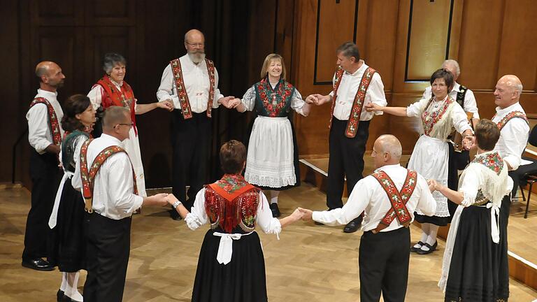 Die Tanzgruppe aus Weisbach präsentierte in ihrer Tanztracht fränkische Volkstänze.       -  Die Tanzgruppe aus Weisbach präsentierte in ihrer Tanztracht fränkische Volkstänze.