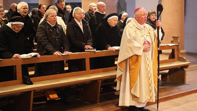 Weihbischof Ulrich Boom feierte einen Pontifikalgottesdienst zum Abschied der Dominikanerinnen aus Neustadt.