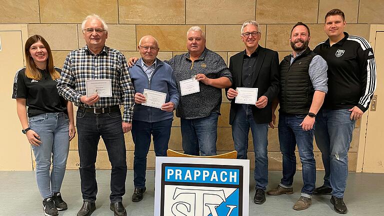 Auf dem Foto Jasmin Stattelmann (1. Vorsitzende Wirtschaft), Alfred Firsching (50 Jahre), Alfred Burger (70 Jahre), Rudi Rambacher (50 Jahre), Karl-Heinz Fleischmann (50 Jahre), Martin Achtmann (geschäftsführender Vorsitzender), Chris Stattelmann (1. Vorsitzender Sport).