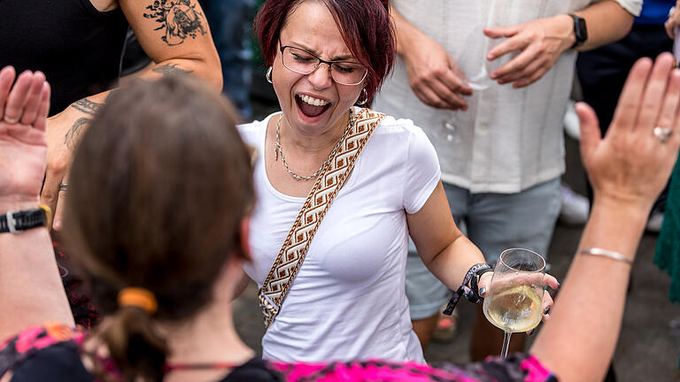 Weinfest am Stein       -  Zahlreiche Menschen besuchen am Sonntag (21.07.24) das Wein- und Musikfest „Wein am Stein“ in Würzburg.