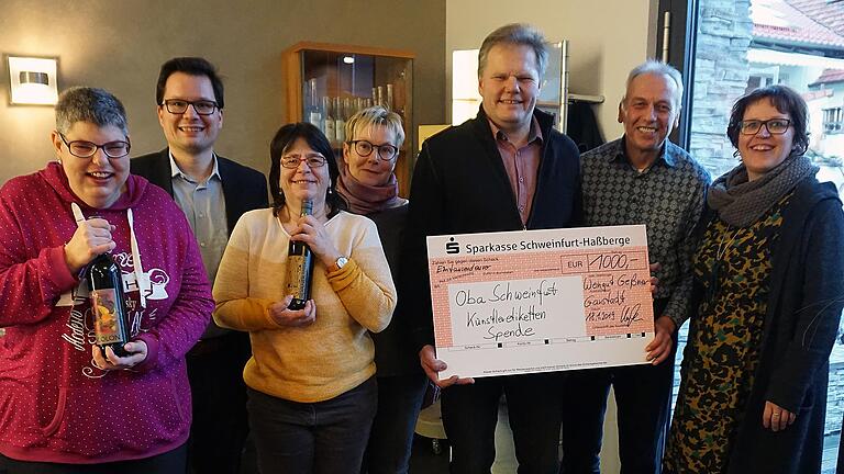 Bei der Scheckübergabe von links Carolin Weippert, Benjamin Rüdt von Collenberg, Marion Spielmann, Inge und Uwe Geßner, Reinhold Stiller und Babs Müller-Schleich. Bei der Scheckübergabe von links Carolin Weippert, Benjamin Rüdt von Collenberg, Marion Spielmann, Inge und Uwe Geßner, Reinhold Stiller und Babs Müller-Schleich.