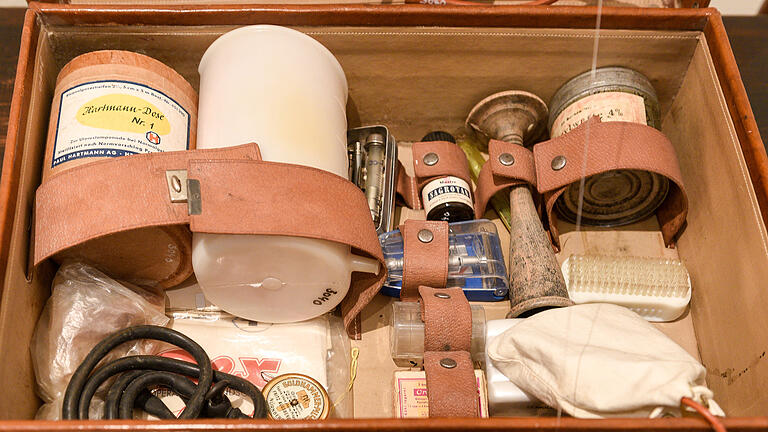 Blick in den Hebammenkoffer im Museum Malerwinkelhaus in Marktbreit. Er stammt aus den 1920er Jahren und gehörte der Hebamme Maria Ott aus Seinsheim. Blick in den Hebammenkoffer im Museum Malerwinkelhaus in Marktbreit. Er stammt aus den 1920er Jahren und gehörte der Hebamme Maria Ott aus Seinsheim. 