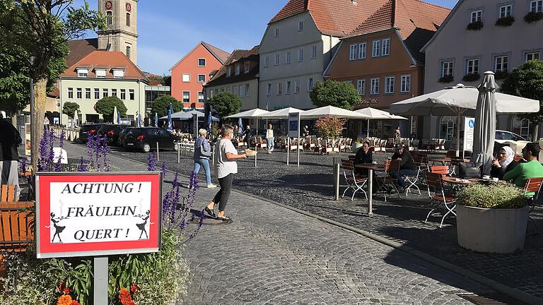 Klappt es im zweiten Anlauf? Anita Wirsing, langjährige Servicekraft im 'Gasthof am Markt', bedient ihre Gäste mit einem sicheren Gefühl im Bauch - auch dank der Hinweisschilder. Klappt es im zweiten Anlauf? Anita Wirsing, langjährige Servicekraft im 'Gasthof am Markt', bedient ihre Gäste mit einem sicheren Gefühl im Bauch - auch dank der Hinweisschilder.