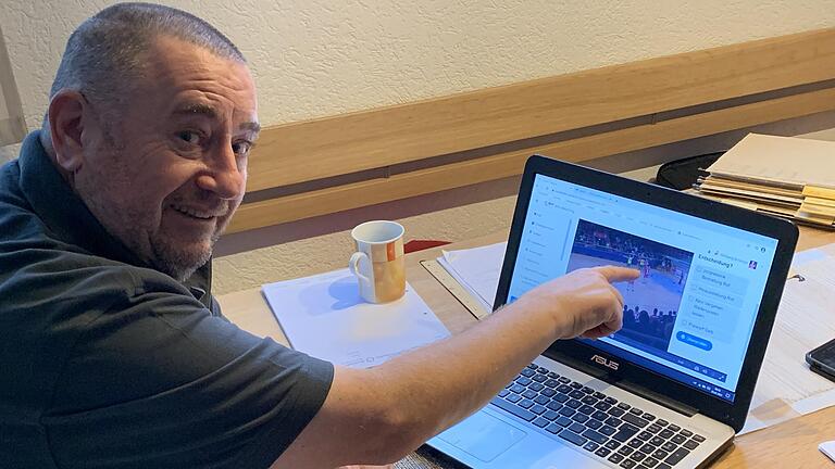 Der Regeltest für Handball-Schiedsrichter wird online abgehalten. Wolfgang Benzinger, Handball-Bezirksschiedsrichterwart in Unterfranken, hat das Konzept mit entworfen. Der Regeltest für Handball-Schiedsrichter wird online abgehalten. Wolfgang Benzinger, Handball-Bezirksschiedsrichterwart in Unterfranken, hat das Konzept mit entworfen.
