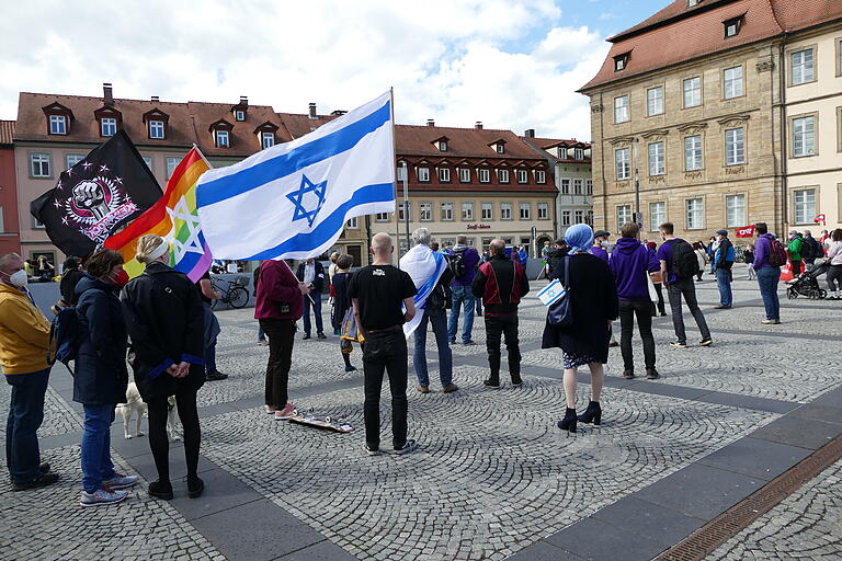 Die Demonstranten auf dem Maxplatz drückten auch mit Fahnen und Bannern ihre Haltung aus.