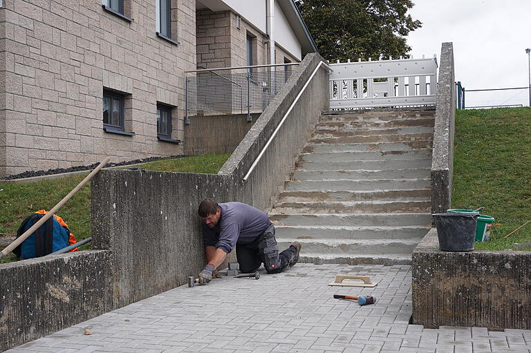 Der Treppenaufgang zur Schulturnhalle wird vom gemeindlichen Bauhofmitarbeiter instand gesetzt. Dies sei die kostengünstigste Lösung für die Gemeinde.