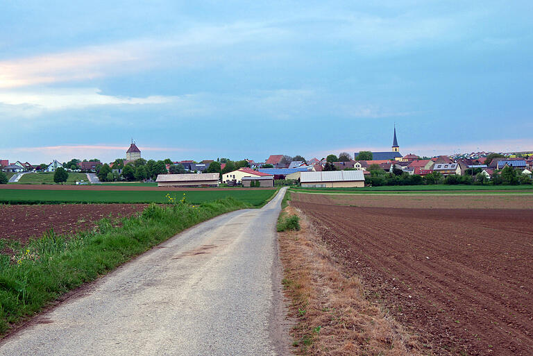 Wie viele Flächen in der Flur von Prosselsheim (Foto), Püssensheim und Seligenstadt mit Freifeld-Photovoltaikanlagen überbaut werden dürfen, hat der Gemeinderat nun in einem Kriterienkatalog festgelegt. Wie viele Flächen in der Flur von Prosselsheim (Foto), Püssensheim und Seligenstadt mit Freifeld-Photovoltaikanlagen überbaut werden dürfen, hat der Gemeinderat nun in einem Kriterienkatalog festgelegt.
