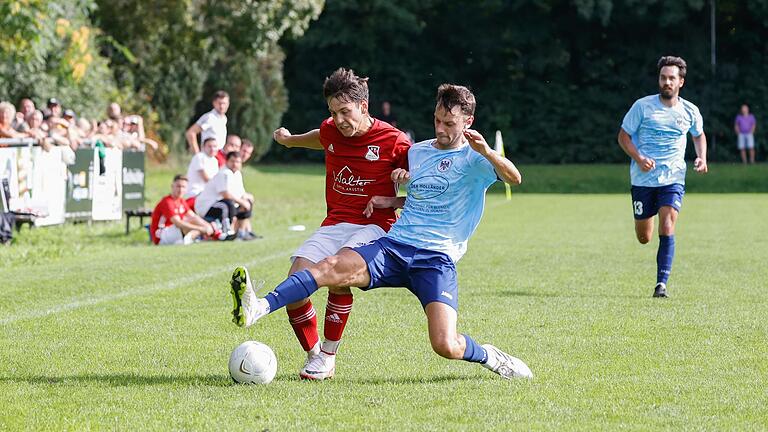 Yannik Hörning (links) traf für den SV Birkenfeld im Duell der Aufsteiger gegen den ETSV Würzburg (rechts David Riepel).