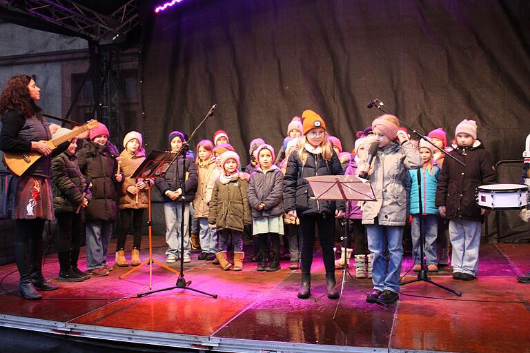 Auftritte von Kindergruppen, hier von der Grundschule Karlburg-Wiesenfeld, sind bei den Nikolaustagen Tradition. Auftritte von Kindergruppen, hier von der Grundschule Karlburg-Wiesenfeld, sind bei den Nikolaustagen Tradition.