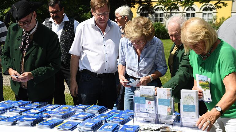 Gefragt waren die Informationen zum neuen Europäischen Kulturweg 'Waldsassengau 6 - Signalhorn-Posthorn-Jagdhorn' bei der Eröffnungsfeier in Uettingen.