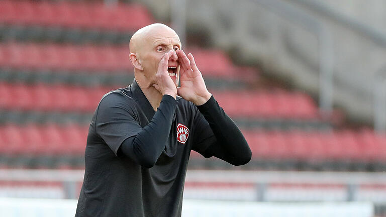 Trainer Ralf Santelli (FC Würzburger Kickers) gibt Anweisungen. Trainer Ralf Santelli (FC Würzburger Kickers) gibt Anweisungen.