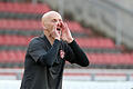 Trainer Ralf Santelli (FC Würzburger Kickers) gibt Anweisungen.
