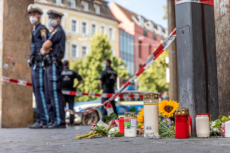 Blick auf den Barbarossaplatz in Würzburg am Samstagvormittag: Mehrere Menschen legten Blumen am Tatort nieder.