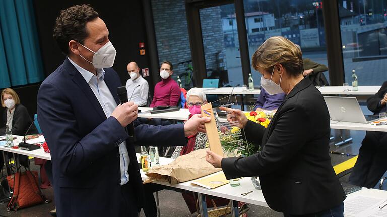 Bürgermeister Mario Paul überreichte Bärbel Imhof bei ihrer Verabschiedung aus dem Lohrer Stadtrat ein Abschiedsgeschenk.