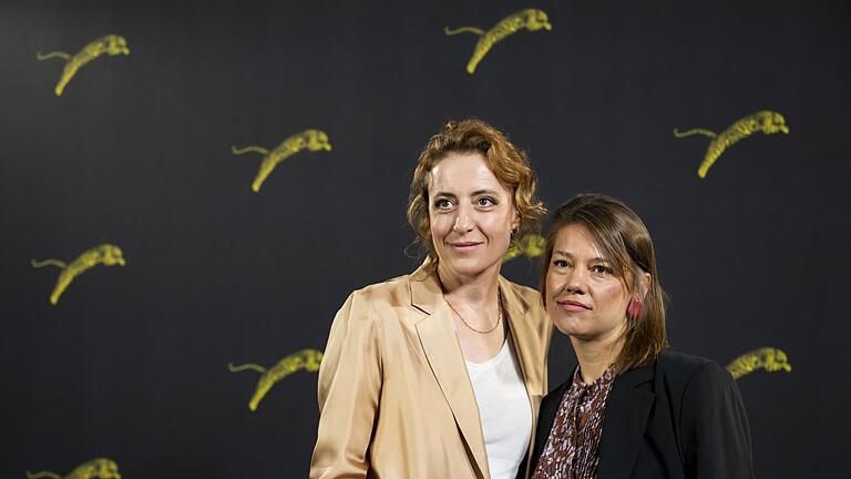 Maren Eggert (l) und Britta Hammelstein in Locarno.       -  Maren Eggert (&bdquo;Ich bin dein Mensch&rdquo;) gilt als Favoritin für eine Ehrung mit dem Preis für das beste Schauspiel.