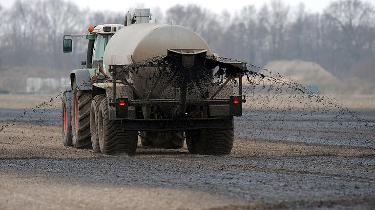 Feld wird gedüngt       -  Gülle (Symbolbild)