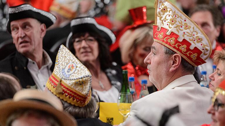 OB Siegfried Müller (links) gab der KiKaG für 2019 eine Sondergenehmigung für die Florian-Geyer-Halle. Weiter von links: seine Ehefrau Elisabeth Müller, Landrätin Tamara Bischof und Bernhard Schlereth, Ehrenpräsident des Fastnacht-Verbands Franken, bei der KiKaG-Prunksitzung 2018.