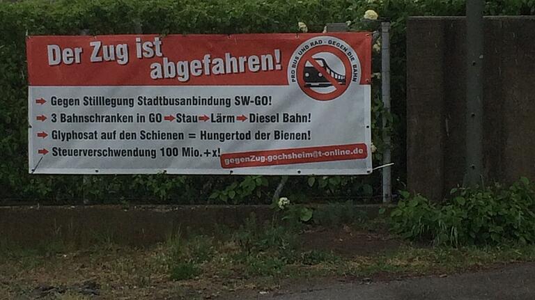 Mit diesen Plakate sprechen sich in Gochsheim Bürger gegen die Wiederbelebung der Bahnlinie aus.