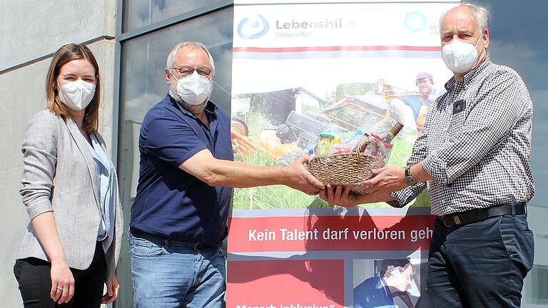 Stabsübergabe: Martin Groove (rechts), Geschäftsführer der Lebenshilfe Schweinfurt, verabschiedet Peter Pratsch, Leiter des Lebenshilfe-Projekts „Mensch inklusive“, in den Ruhestand und heißt dessen Nachfolgerin, Eva Hartmann, willkommen.