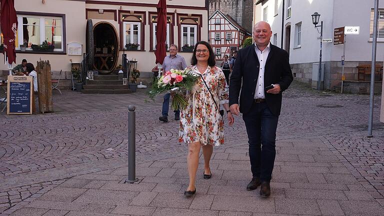 Ein glücklicher wieder gewählter Bürgermeister Georg Seiffert auf dem Weg zum Marktplatz mit Frau Michaela.