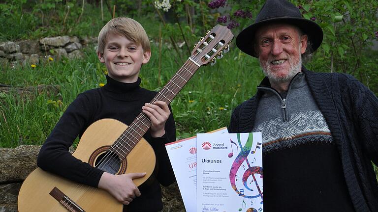 Max Kroupa mit seinem Gitarrenlehrer Jochen Kaiser