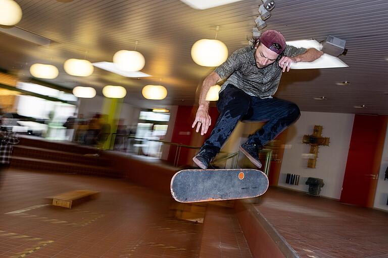 Nach dem Umzug durften sich im alten Schulgebäude Kinder und Jugendliche austoben. Mit Skateboards in der Aula und Graffitis an den Wänden. Ganz legal.