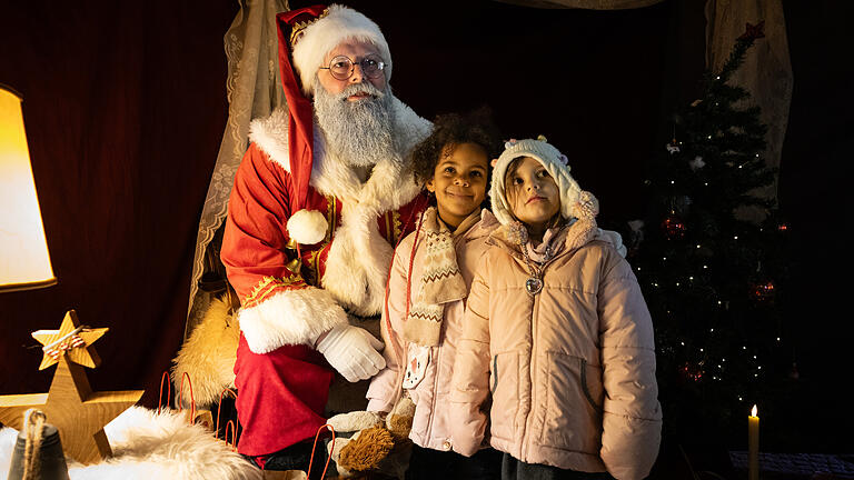 Lichterglanz und Weihnachtsmarkt       -  Zahlreiche Menschen besuchen am Samstagabend (30.11.24) die Würzburger Innenstadt. Neben dem Weihnachtsmarkt lockte die Aktion „Würzburger Lichterglanz“. Dieser beinhaltete neben verlängerten Öffnungszeiten vieler Geschäfte und des Weihnachtsmarktes unter anderem stimmungsvolle Illuminationen, Walking-Acts, Ballonglühen und weiteres Rahmenprogramm. Auch Weihnachtsengel mit beleuchteten Flügeln liefen durch die Stadt.
