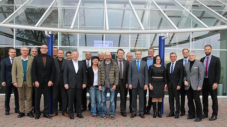 Der IHK-Gremialausschuss Bad Kissingen zu Gast bei der Labor L+S AG in Großenbrach, mit L+S-Vorstand Dr. Frank Böttcher,    (2. von rechts), IHK-Präsident Otto Kirchner (4. von rechts), Landrat Thomas Bold, (8. von links), Bad Bocklets Bürgermeister Andreas Sandwall (4. von links), Gremialausschussvorsitzender Anja Binder (5. von rechts), stellvertretendem IHK-Hauptgeschäftsführer Jürgen Bode   (7. von rechts) und Gremialausschussbetreuer Dr. Sascha  Genders (rechts).  IHK       -  Der IHK-Gremialausschuss Bad Kissingen zu Gast bei der Labor L+S AG in Großenbrach, mit L+S-Vorstand Dr. Frank Böttcher,    (2. von rechts), IHK-Präsident Otto Kirchner (4. von rechts), Landrat Thomas Bold, (8. von links), Bad Bocklets Bürgermeister Andreas Sandwall (4. von links), Gremialausschussvorsitzender Anja Binder (5. von rechts), stellvertretendem IHK-Hauptgeschäftsführer Jürgen Bode   (7. von rechts) und Gremialausschussbetreuer Dr. Sascha  Genders (rechts).  IHK