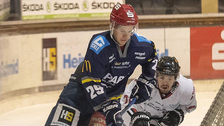 ERV Schweinfurt vs. EHC Königsbrunn, Eishockey, Bayernliga       -  Zu ungefährlich: Die Schweinfurter um Domantas Cypas (links) mussten gegen Anton Zimmer und die Königsbrunner eine weitere Niederlage einstecken.