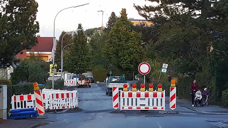 Geduld ist gefragt, wenn Straßen saniert werden müssen wie hier die Rhönstraße in der Gartenstadt. Die Stadt Bad Neustadt hat im vergangenen Jahr alle 109 Straßenkilometer fotografisch erfasst. Der Datensatz mit rund 90 000 Motiven bildet nun den Kompass für künftige Sanierungsprojekte.