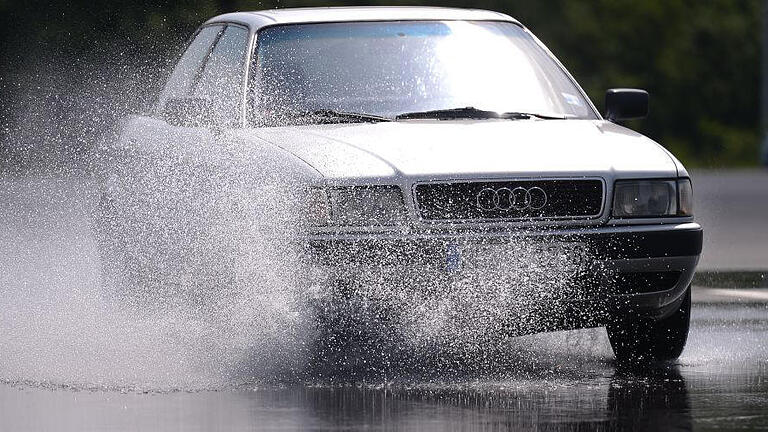 Auto & Verkehr: Ab zum Fahrsicherheits-Training - Teil des Trainings: Fahren auf regennasser Fahrbahn. Auto & Verkehr: Ab zum Fahrsicherheits-Training - Teil des Trainings: Fahren auf regennasser Fahrbahn.