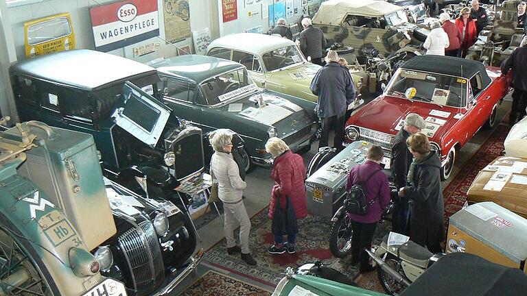 Oldtimerfreunde des AMC besuchen Denzlers Automobilmuseum       -  Als etwas Besonderes hatte der &bdquo;Oldtimerpapst&ldquo; des AMC Kitzingen, Hans-Rainer Kienberger, die Busfahrt zu Denzlers Automobilmuseum in Thalmässing angekündigt. Wie es in einer Mitteilung heißt, wurden die rund 50 Teilnehmer nicht enttäuscht. Der 80-jährige Karl-Heinz Denzler zeigte den Kitzingern die Schätze des Museums. Zu sehen gab es eine Vielzahl von Motorrädern. Die Kfz-Oldtimer-Schau umfasst die wichtigsten Opel Modelle, beginnend bei dem Modell 4/19 von 1927 bis hin zum Opel Manta.   Die Fahrzeuge wurden in rund 40-jähriger Freizeitarbeit originalgetreu restauriert. Die Besonderheit dieses Museums aber ist die Aufarbeitung der Geschichte der Fahrzeuge, die Denzler bis in die Ukraine führte. Weiterer Höhepunkt war der Besuch von Schloss Weissenstein in Pommersfelden. Beeindruckt von der original erhaltene Sommerresidenz des Fürstbischofs Lothar Franz von Schönborn ließen die Kitzinger abschließend den Tag in der Eherieder Mühle ausklingen. Foto: Rainer Gutzeit