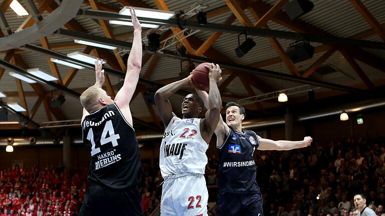 Basketball - easyCredit BBL - HAKRO Merlins Crailsheim - s.Oliver Wuerzburg       -  Ben Madgen (rechts), der hier im Spiel in Crailsheim Mitte Januar Cameron Wells von den Baskets (am Ball) zu stören versucht, ist der Schlüsselspier der Merlins. Sein Einsatz in Würzburg ist aufgrund einer Knöchelverletzung aber fraglich.