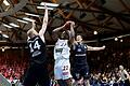 Basketball - easyCredit BBL - HAKRO Merlins Crailsheim - s.Oliver Wuerzburg       -  Ben Madgen (rechts), der hier im Spiel in Crailsheim Mitte Januar Cameron Wells von den Baskets (am Ball) zu stören versucht, ist der Schlüsselspier der Merlins. Sein Einsatz in Würzburg ist aufgrund einer Knöchelverletzung aber fraglich.