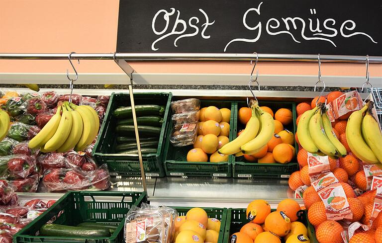 Am Samstag wurde im ehemaligen Kaufhaus Welzenbach der Dorfladen &quot;Rien-Eck - unser Laden&quot; eröffnet. - Auch Obst und Gemüse gehört zum reichhaltigen Sortiment.
