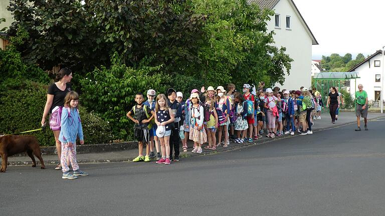 Der Walking-Bus zur Schule setzt sich in Bewegung. Der Walking-Bus zur Schule setzt sich in Bewegung.
