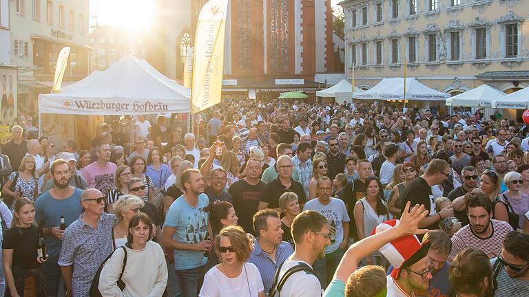 Viel los war beim Stadtfest 2019 in der Würzburger Innenstadt – hier beim Auftritt der Band 'Dead Energy' am Oberen Markt.