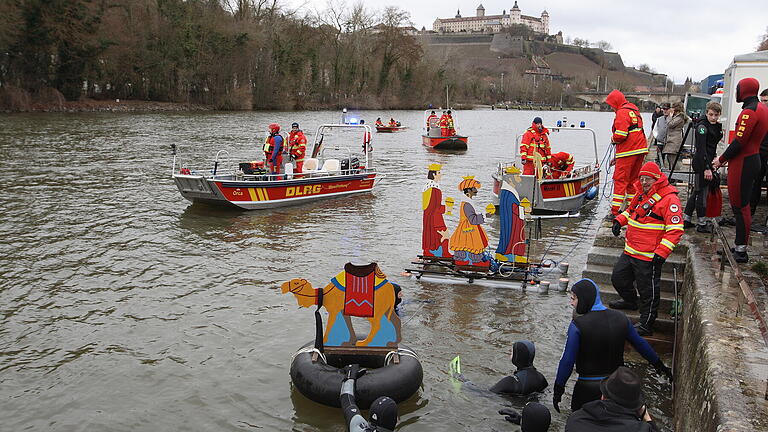 Die 'Drei Heiligen Könige' erreichen im Geleit der DLRG Schwimmenden Würzburg (Archivbild).