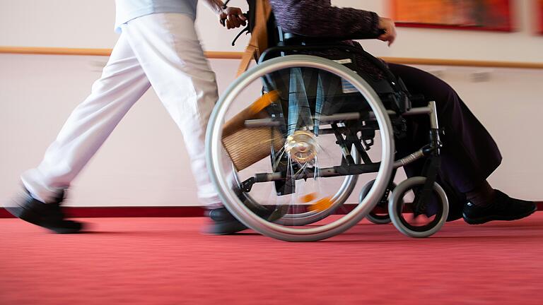 Ist im Heim der Otto und Anna Herold-Stiftung der Stifterwille noch erfüllt, wenn die Preise für Pflegeplätze drastisch steigen? Darüber wurde in einer Bewohnerversammlung diskutiert. Ist im Heim der Otto und Anna Herold-Stiftung der Stifterwille noch erfüllt, wenn die Preise für Pflegeplätze drastisch steigen? Darüber wurde in einer Bewohnerversammlung diskutiert.
