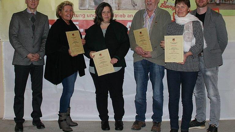 Ehrungen für langjährige Treue beim Reit- und Fahrverein Großbardorf: Vorsitzender Wolfgang Mauer (links) und sein Stellvertreter Manfred Dietz (rechts) ehrten Katrin Kneuer (25 Jahre, von links), Stefanie von Feilitzsch (25 Jahre), Karl Hillenbrand (40 Jahre) und Erika Dietz (25 Jahre) für ihre Treue zum Verein. Ehrungen für langjährige Treue beim Reit- und Fahrverein Großbardorf: Vorsitzender Wolfgang Mauer (links) und sein Stellvertreter Manfred Dietz (rechts) ehrten Katrin Kneuer (25 Jahre, von links), Stefanie von Feilitzsch (25 Jahre), Karl Hillenbrand (40 Jahre) und Erika Dietz (25 Jahre) für ihre Treue zum Verein.