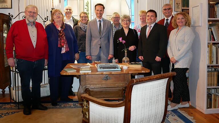 Mit dem Besuch verschiedener Einrichtungen wollen Landrat Florian Töpper und Fraktionsvorsitzender Hartmut Bräuer die Frauen und Männer, die sich zu einer Kandidatur für den Kreistag Schweinfurt auf der Liste der SPD bereit erklärt haben, mit den vielfältigen Arbeitsfeldern der Kreistagsarbeit vertraut machen. Dieser Tage wurden das Erich Kästner Kinderdorf (das Bild zeigt die Teilnehmer in der Bibliothek) und die Hofkäserei Zehner sowie in Bimbach das Schulchen als Kooperationsprojekt des Kästnerdorfs&nbsp; aufgesucht.