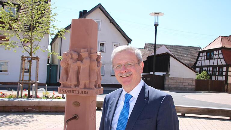 Der neue Brunnen auf dem neuen Dorfplatz in Oberthulba war eines der letzten Groß-Projekte in der Amtszeit des scheidenden Oberthulbaer Bürgermeisters Gotthard Schlereth.  Foto: Ralf Ruppert       -  Der neue Brunnen auf dem neuen Dorfplatz in Oberthulba war eines der letzten Groß-Projekte in der Amtszeit des scheidenden Oberthulbaer Bürgermeisters Gotthard Schlereth.  Foto: Ralf Ruppert